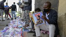 إثيوبيون يقرأون الصحف والمجلات في أحد شوارع العاصمة أديس أبابا، إثيوبيا.