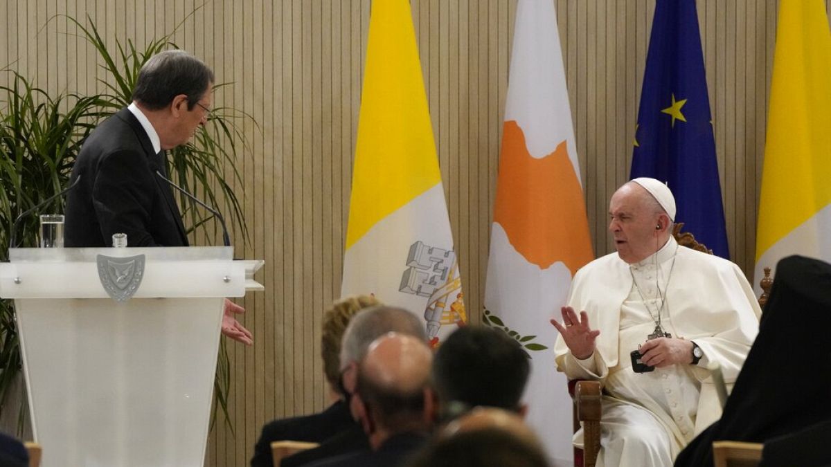 Der Papst traf in der Republik Zypern zunächst Präsident Nicos Anastasiades
