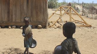 أطفال ينتظرون وجبة من الطعام في قرية أنكيليماروفاهاتسي، مدغشقر.
