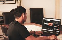 Pornoseiten im Internet müssen in Deutschland ab sofort das Alter der Nutzer:innen überprüfen
