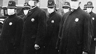 oliziotti a Seattle indossano maschere della Croce Rossa durante la pandemia del 1918