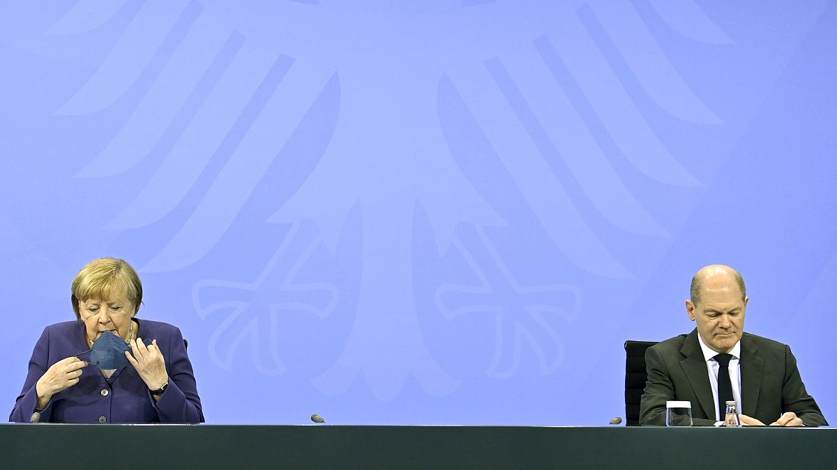 Angela Merkel távozó német kancellár és Olaf Scholz, a következő német kancellár