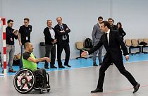 Le président français Emmanuel Macron avec un membre de l'équipe de handball handisport, à Créteil (près de Paris), le 09/01/2019