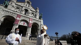 El exarzobispo de París, Michel Aupetit. a la derecha, en una ceremonia ante la Basílica del Sagrado Corazón