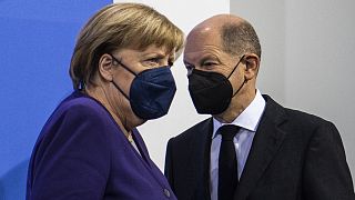 Almanya Başbakanı Angela Merkel ve halefi Olaf Scholz