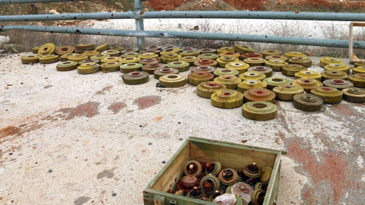 15 febbraio 2020: mine antiuomo vengono raccolte dalle truppe di ingegneria siriane dall'autostrada M5, riconquistata dalle governative ad Aleppo, in Siria