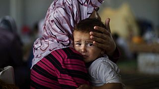 الطفل أمجد الصالح، فرت عائلته من سوريا بسبب قصف الحكومة السورية لمنزله، يأمل هو وأسرته دخول أحد مخيمات اللاجئين في تركيا،  قرب بلدة اعزاز السورية، الأربعاء 5 سبتمبر 2012 