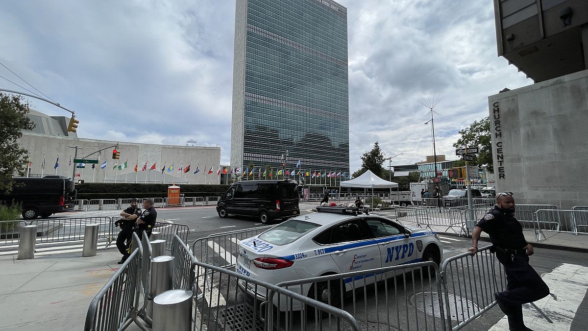 أفراد من الأمن خارج مقر الأمم المتحدة في نيويورك.