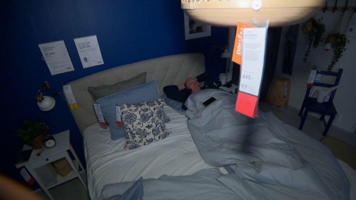 Los empleados pudieron usar las camas en exposición para dormir en ellas, 1/12/2021, Aalborg, Dinamarca
