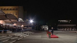 Merkel homenageada pelas forças armadas