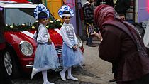 Dos niñas palestinas posan en el mercado navideño de Belén, Palestina 2/12/2021