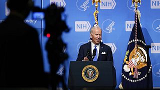 Biden pide al país unidad y vacunarse para parar la propagación de ómicron 