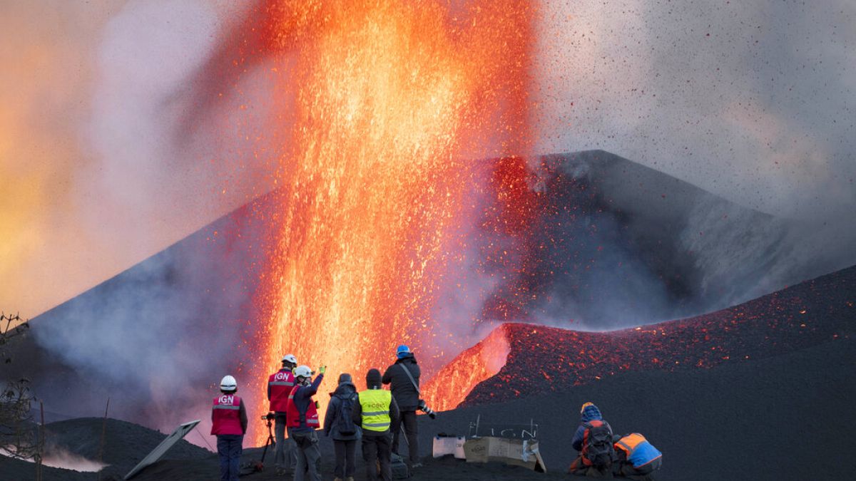 Auge in Auge mit dem Vulkan: Geophysische Messungen spanischer Wissenschaftler 