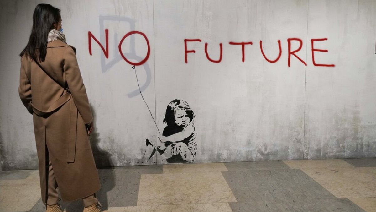 El mundo de Banksy en la Estación Central de Milán, una  inmersión en el icono del arte callejero 