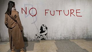 El mundo de Banksy en la Estación Central de Milán, una  inmersión en el icono del arte callejero