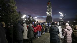Жители Кемерово возлагают цветы к монументу "Память шахтерам Кузбасса" на девятый день трагедии