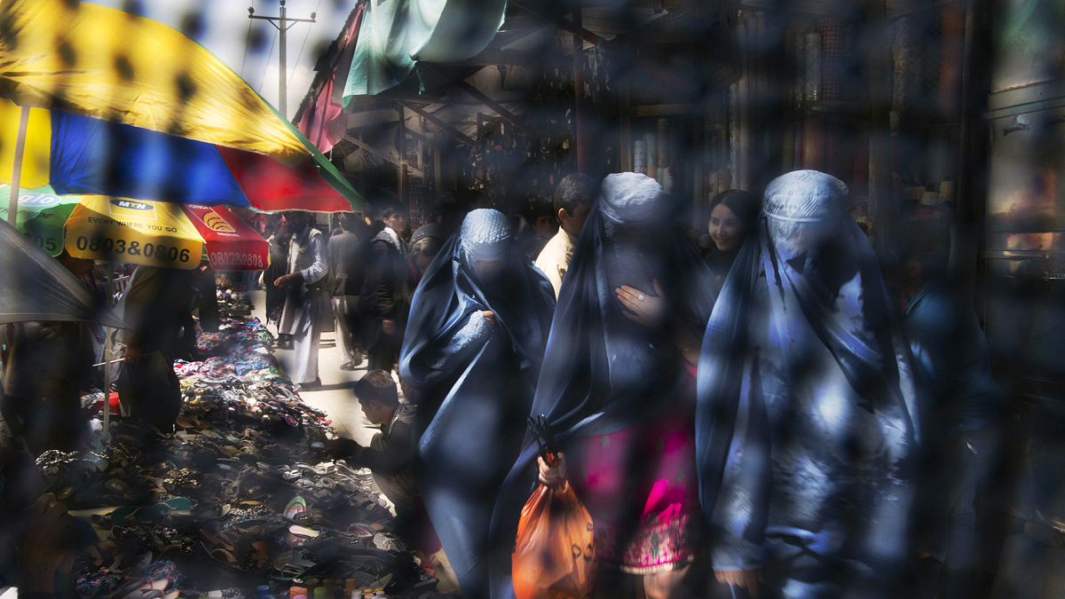 Afgan kadınların giydiği burkanın arkasından çekilen fotoğrafta karşıdan gelen burkalı kadınlar görülüyor