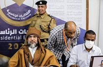 سيف الإسلام القذافي، نجل الراحل معمر القذافي، وهو يسجل خوض الانتخابات الرئاسية في مدينة سبها، ليبيا،  في 14 نوفمبر 2021