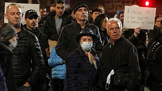 Tüntetés a koronavírus-védőoltás kötelezővé tétele ellen Skopjéban, Észak-Macedóniában, 2021. november 20-án
