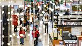 26 novembre 2021: clienti passeggiano nel giorno del black friday in un centro commerciale in Pennsylvania, USA