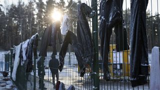 Постиранная одежда сушится на ограждении логистического центра "Брузги", в котором белорусские власти разместили сотни мигрантов