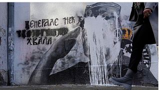 گرافیتی تخریب شده راتکو ملادیچ، فرمانده شبه‌نظامیان صرب بوسنی