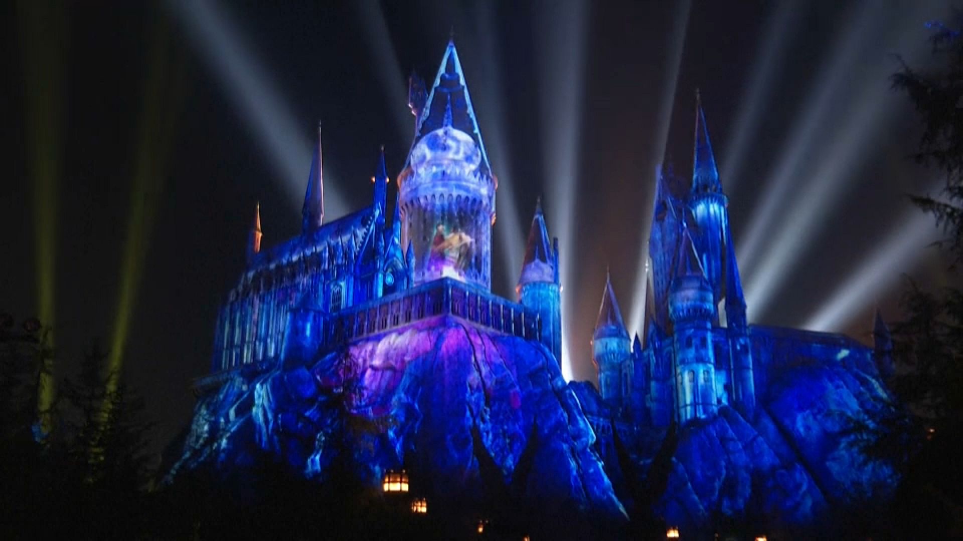 Video. Harry Potter castle lights up in Hollywood for Christmas on 20th ...