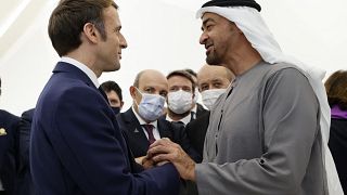 Emmanuel Macron és a dubaji koronaherceg a dubaji Világkiállítás díszpavilonjában 2021 december 3-án