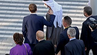 Emmanuel Macron au pavillon français de l'exposition universelle de Dubaï, avec le prince héritier d'Abou Dhabi Mohammed ben Zayed Al-Nahyane,
