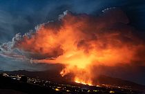 O vulcão continuua a iluminar as noites de La Palma