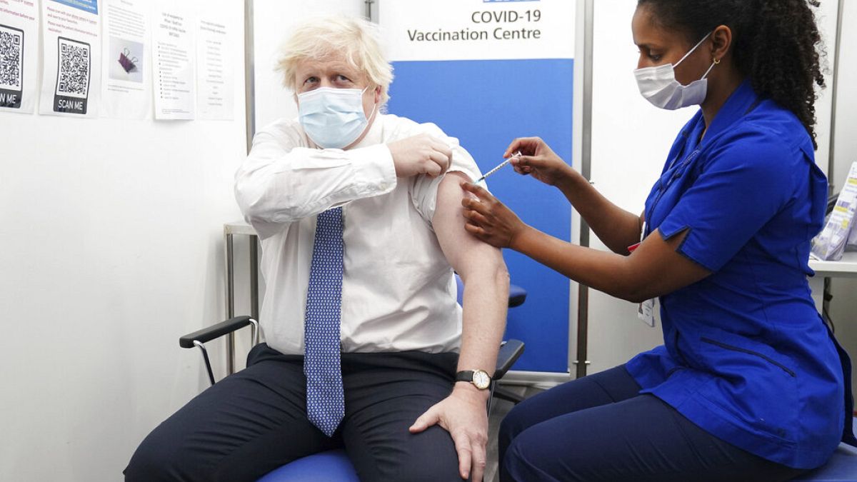 Der britische Premierminister Boris Johnson ließ sich eine Covid-Auffrischimpfung verpassen