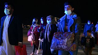 يصل الأفغان إلى مطار سالونيك بشمال اليونان، الاثنين 22 نوفمبر 2021