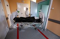 Archive : une personne décédée des suites du Covid-19, transportée à la morgue / hôpital de Kalach-sur-Don (Russie), le 14/11/2021