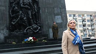 La ultraderechista Marine Le Pen rinde homenaje a las víctimas del gueto judío de Varsovia