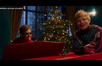 Foto del video de la canción navideña 'Merry Christmas' del dúo Elton John, Ed Sheeran