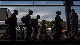 Royaume Uni  : les arrivants d'Afrique du Sud bloqués à l'aéroport