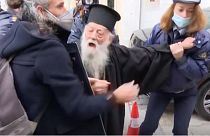 Papa Francis'e 'kafir' diye bağıran Ortodoks rahip gözaltına alındı