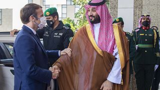 الرئيس الفرنسي إيمانويل ماكرون مع ولي العهد السعودي الأمير محمد بن سلمان