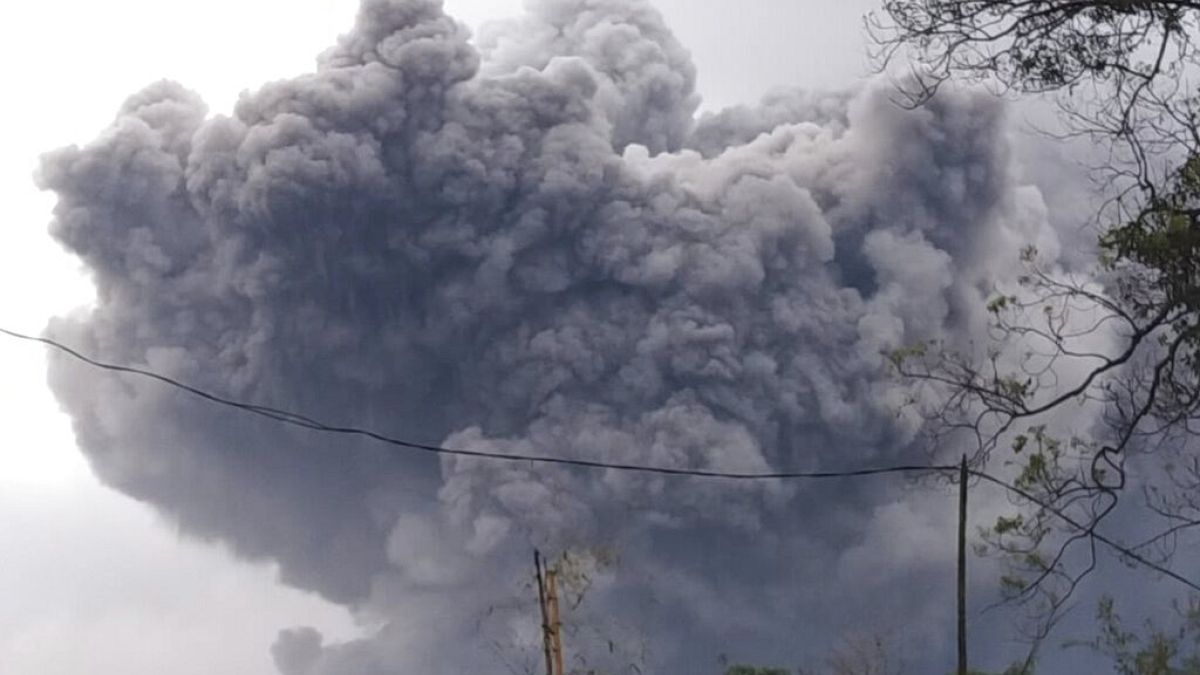 Индонезия: Семеру засыпал пеплом близлежащие деревни