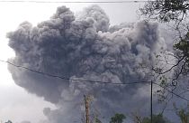 Giava, Indonesia, 16 gennaio 2021: la massa di cenere e detriti fuoriuscita dal vulcano Semeru, nella sua ultima eruzione