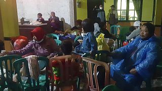 Kimenekített emberek egy átmeneti menedékhelyen a vulkánkitörés után december 4-én