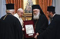 4 dicembre 2021: il Papa riceve un dono dall'Arcivescovo di Atene e leader della Chiesa ortodossa greca, Ieronymos II all'arcivescovado ortodosso di Atene, in Grecia,