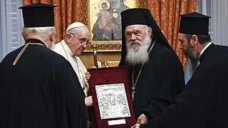 4 dicembre 2021: il Papa riceve un dono dall'Arcivescovo di Atene e leader della Chiesa ortodossa greca, Ieronymos II all'arcivescovado ortodosso di Atene, in Grecia,