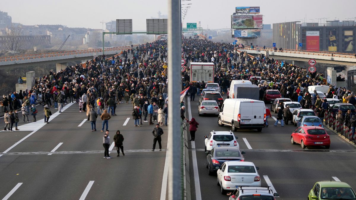 Protesto ecologista bloqueou o trânsito na Sérvia e provocou tumultos