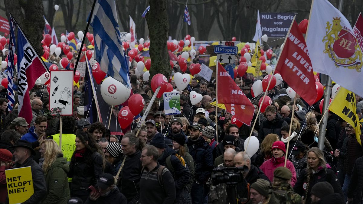 Európa-szerte tüntettek a járvány miatti korlátozások ellen szombaton