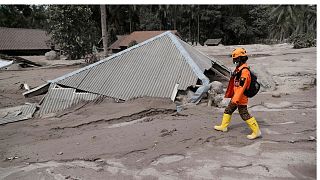 فعالیت آتشفشانی و باران سیل‌آسا در اندونزی