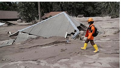 وكالة إدارة الكوارث في إندونيسيا: 13 قتيلا وعشرات الجرحى جراء ثوران بركان سيميرو 
