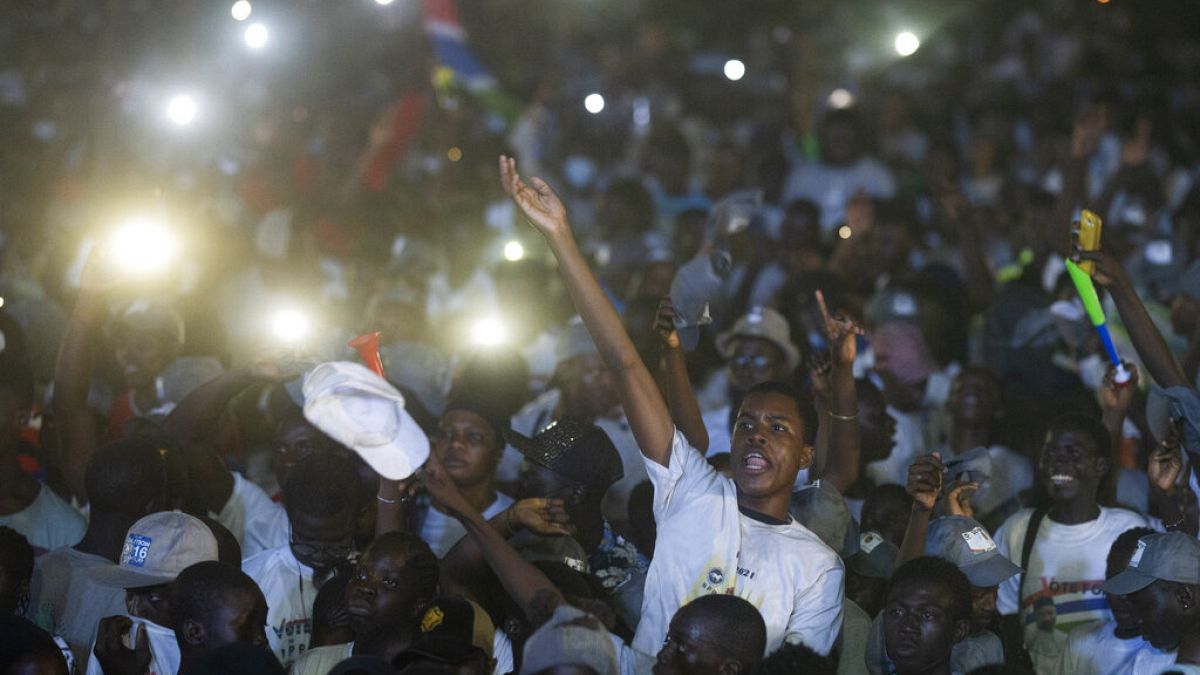 Les partisans du président sortant Adama Barrow célèbrent la victoire de leur candidat à la présidentielle - Banjul, le 05/12/2021