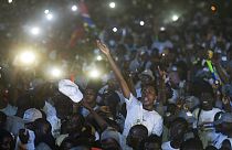 Les partisans du président sortant Adama Barrow célèbrent la victoire de leur candidat à la présidentielle - Banjul, le 05/12/2021