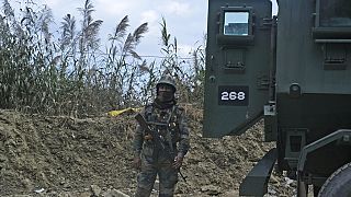 Indiai katona őrzi az autópályát 2021. december 5-én